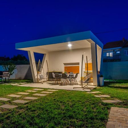 S&I Peaceful Holiday Home With Pool & Jacuzzi Galovac  Buitenkant foto