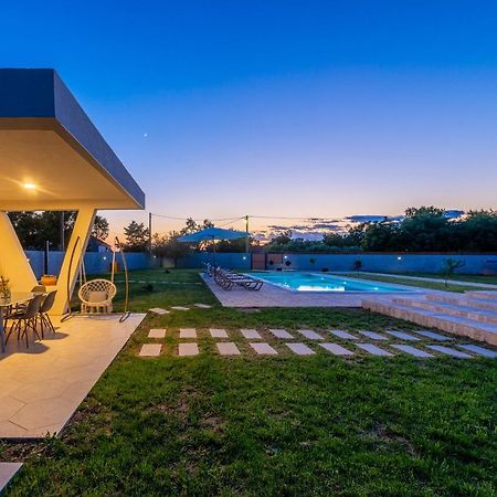 S&I Peaceful Holiday Home With Pool & Jacuzzi Galovac  Buitenkant foto