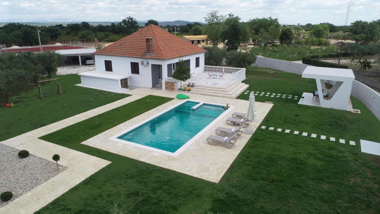 S&I Peaceful Holiday Home With Pool & Jacuzzi Galovac  Buitenkant foto