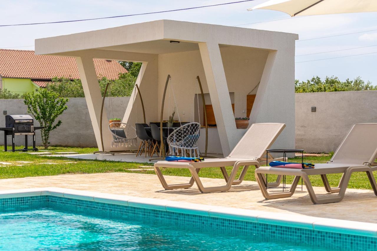 S&I Peaceful Holiday Home With Pool & Jacuzzi Galovac  Buitenkant foto