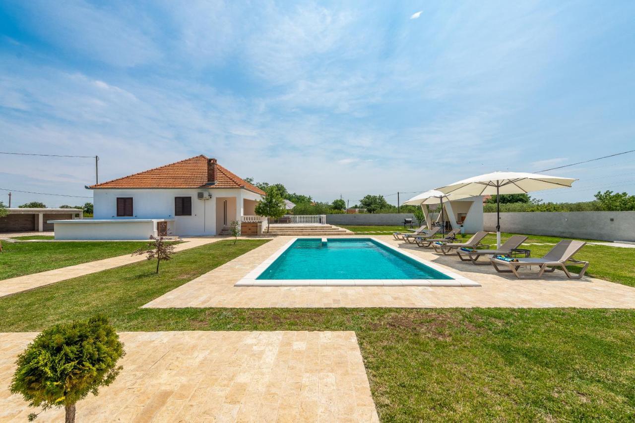 S&I Peaceful Holiday Home With Pool & Jacuzzi Galovac  Buitenkant foto