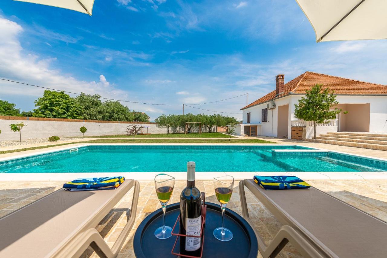 S&I Peaceful Holiday Home With Pool & Jacuzzi Galovac  Buitenkant foto