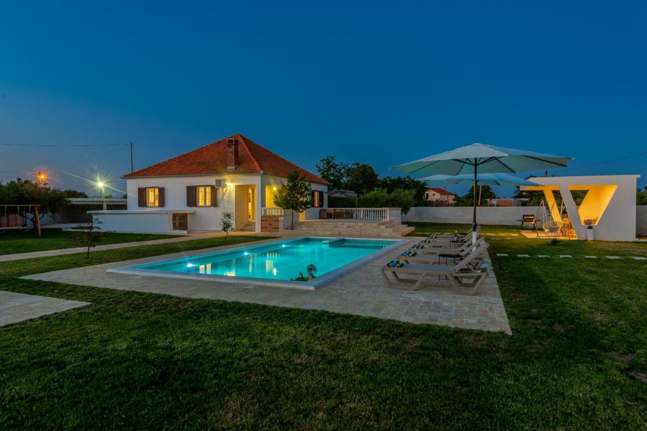 S&I Peaceful Holiday Home With Pool & Jacuzzi Galovac  Buitenkant foto