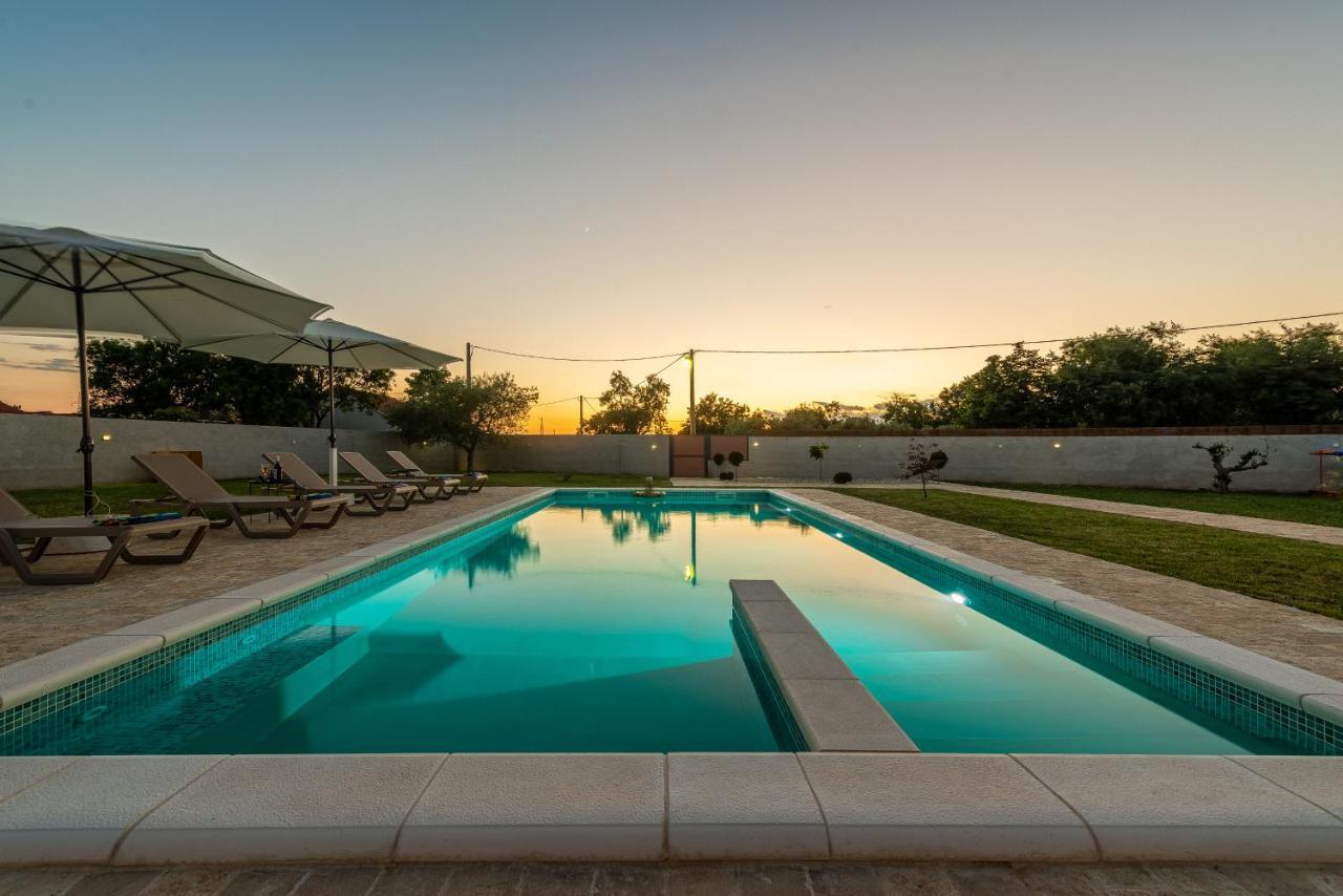 S&I Peaceful Holiday Home With Pool & Jacuzzi Galovac  Buitenkant foto