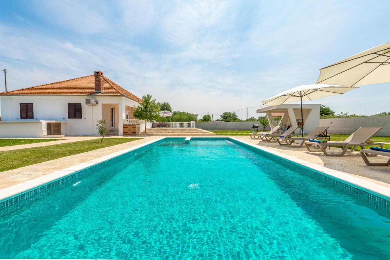 S&I Peaceful Holiday Home With Pool & Jacuzzi Galovac  Buitenkant foto