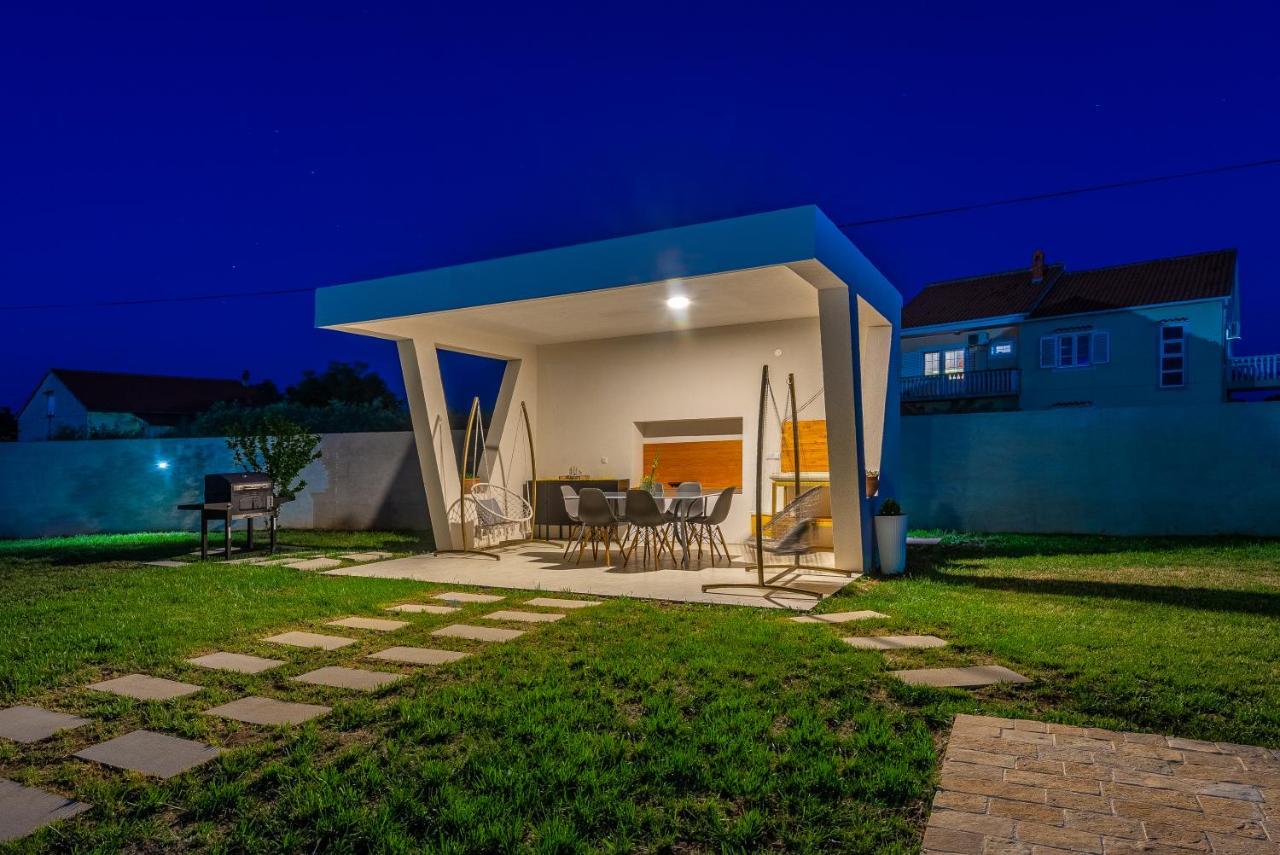 S&I Peaceful Holiday Home With Pool & Jacuzzi Galovac  Buitenkant foto