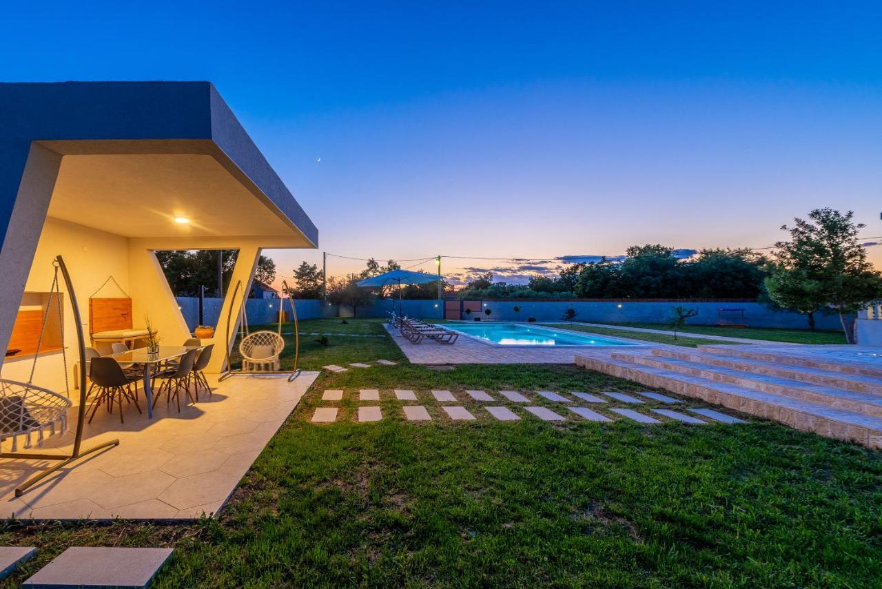 S&I Peaceful Holiday Home With Pool & Jacuzzi Galovac  Buitenkant foto