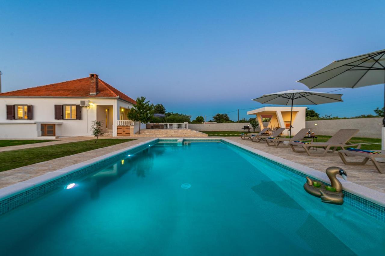 S&I Peaceful Holiday Home With Pool & Jacuzzi Galovac  Buitenkant foto