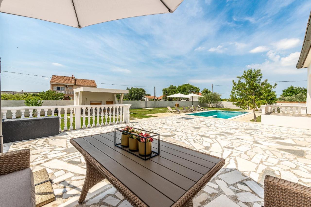S&I Peaceful Holiday Home With Pool & Jacuzzi Galovac  Buitenkant foto