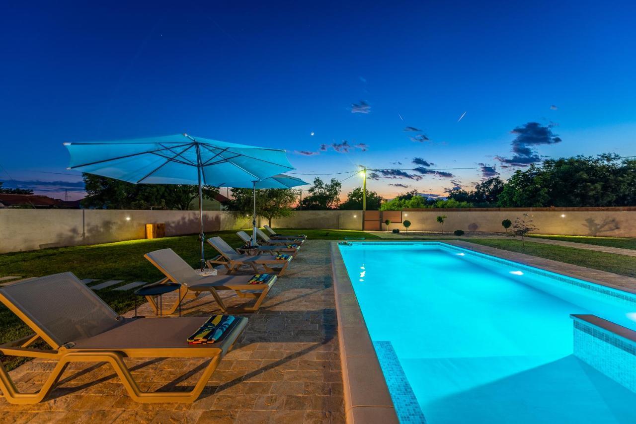 S&I Peaceful Holiday Home With Pool & Jacuzzi Galovac  Buitenkant foto