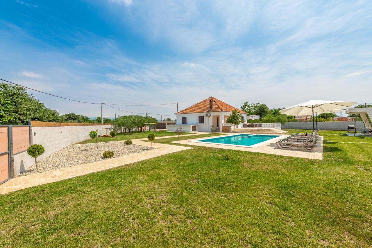 S&I Peaceful Holiday Home With Pool & Jacuzzi Galovac  Buitenkant foto