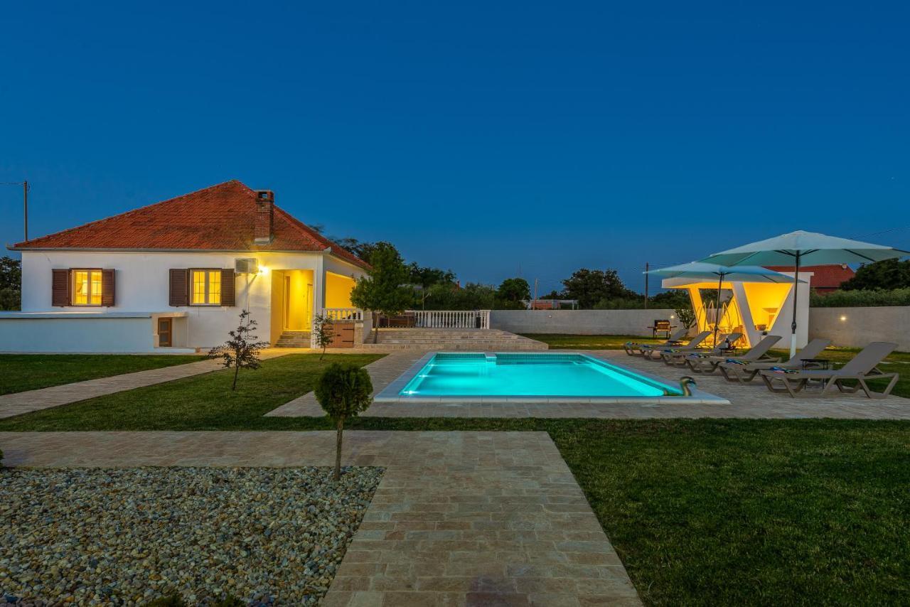 S&I Peaceful Holiday Home With Pool & Jacuzzi Galovac  Buitenkant foto