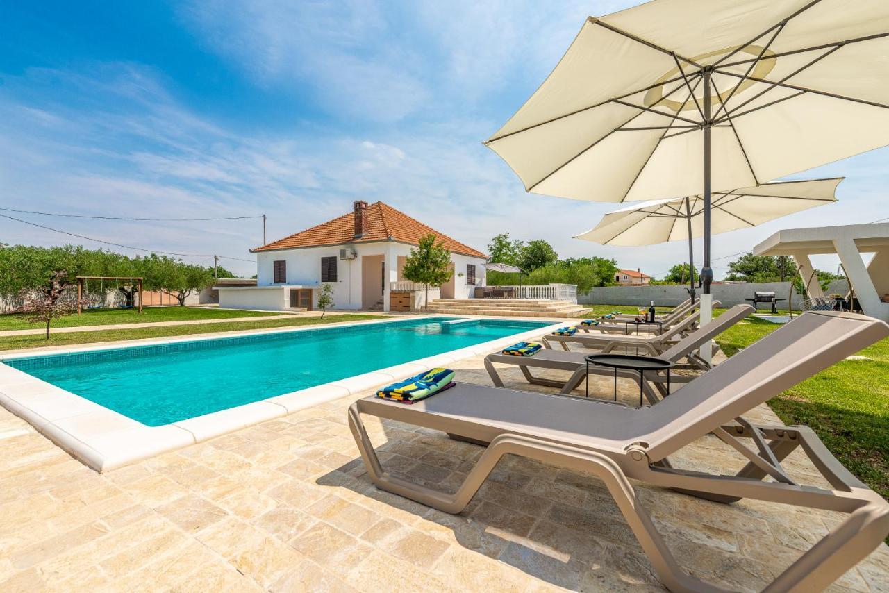 S&I Peaceful Holiday Home With Pool & Jacuzzi Galovac  Buitenkant foto