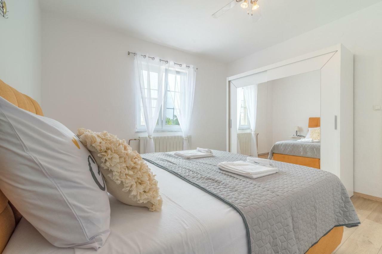S&I Peaceful Holiday Home With Pool & Jacuzzi Galovac  Buitenkant foto