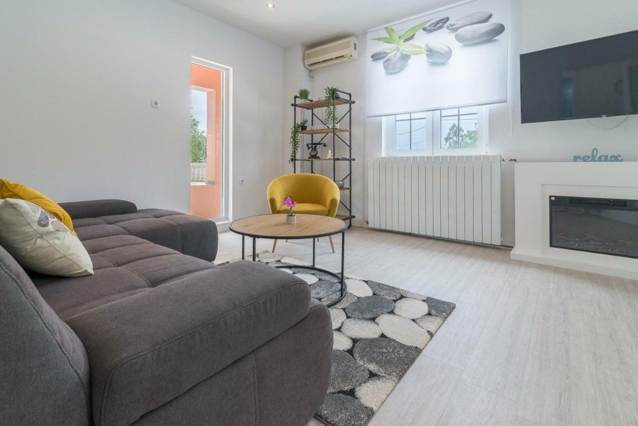 S&I Peaceful Holiday Home With Pool & Jacuzzi Galovac  Buitenkant foto