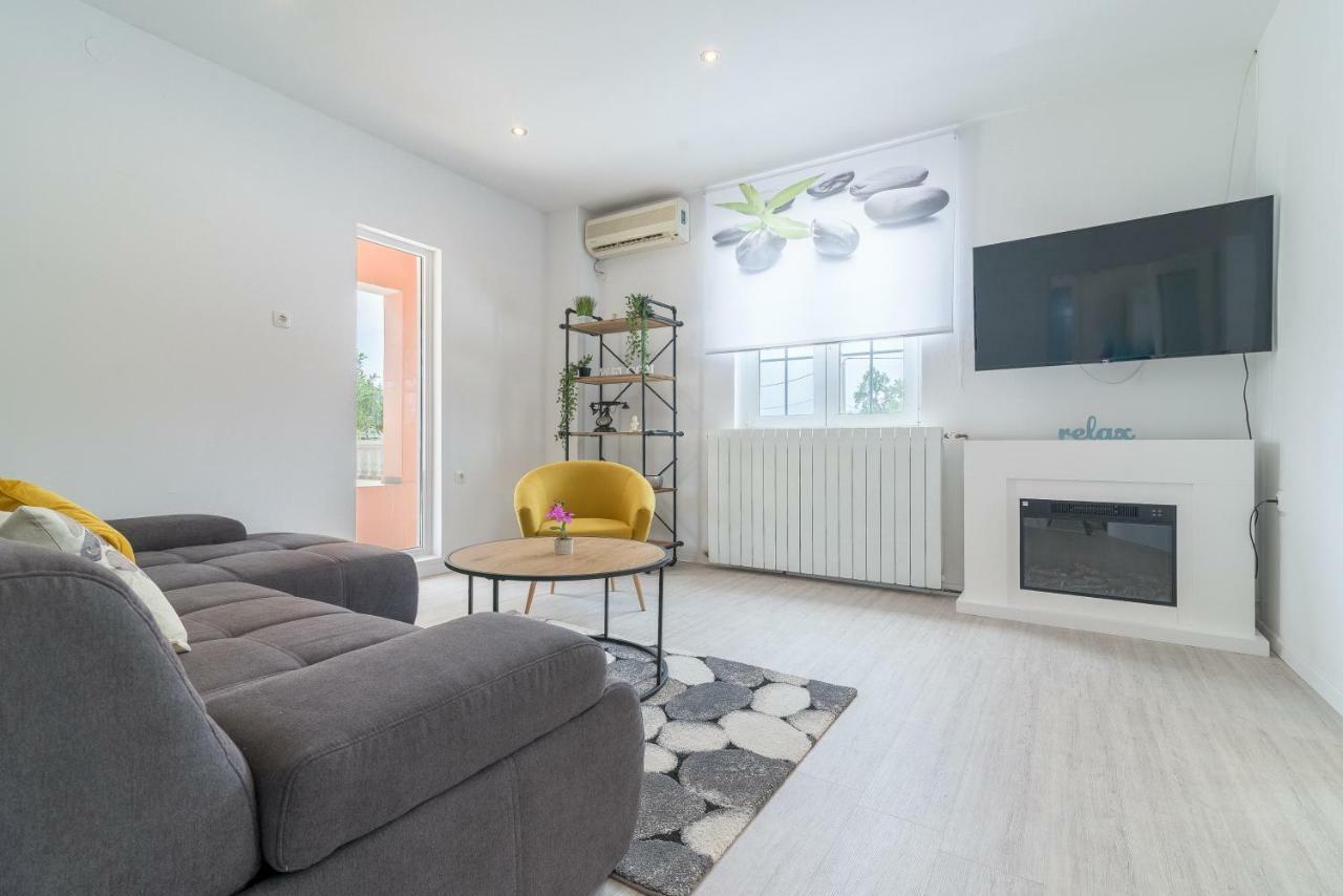 S&I Peaceful Holiday Home With Pool & Jacuzzi Galovac  Buitenkant foto