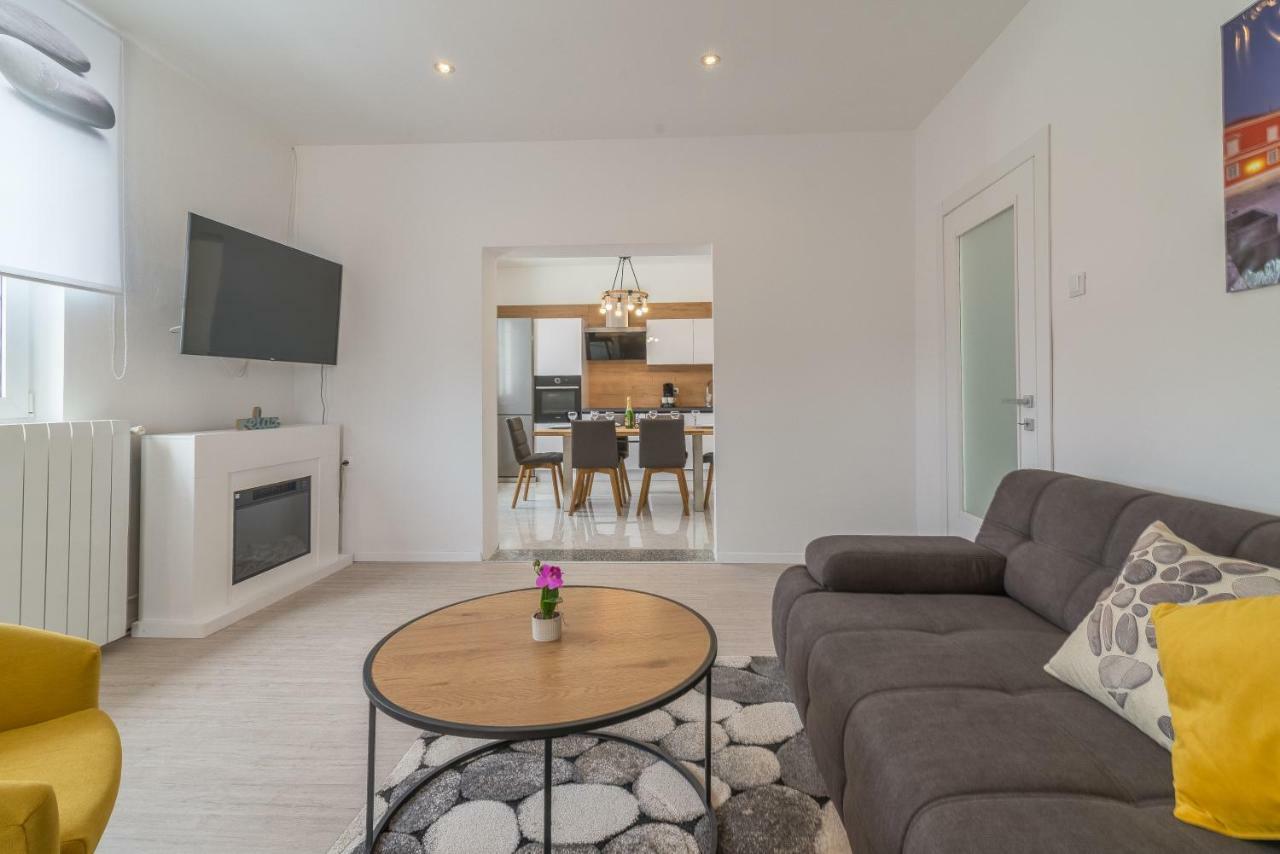 S&I Peaceful Holiday Home With Pool & Jacuzzi Galovac  Buitenkant foto